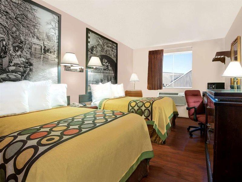 ซูเปอร์ 8 บาย วินด์แฮม ซานอันโตนิโอ/I-35 นอร์ท Hotel ภายนอก รูปภาพ