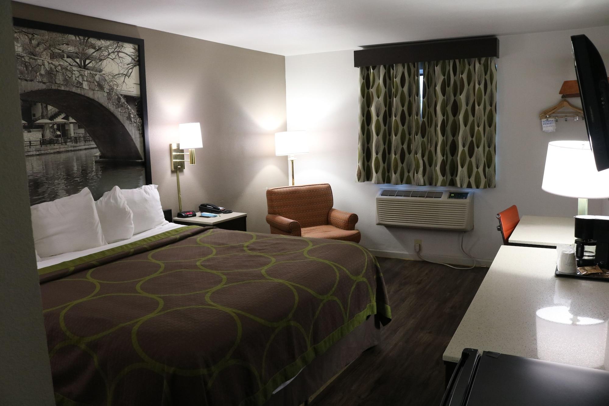 ซูเปอร์ 8 บาย วินด์แฮม ซานอันโตนิโอ/I-35 นอร์ท Hotel ภายนอก รูปภาพ