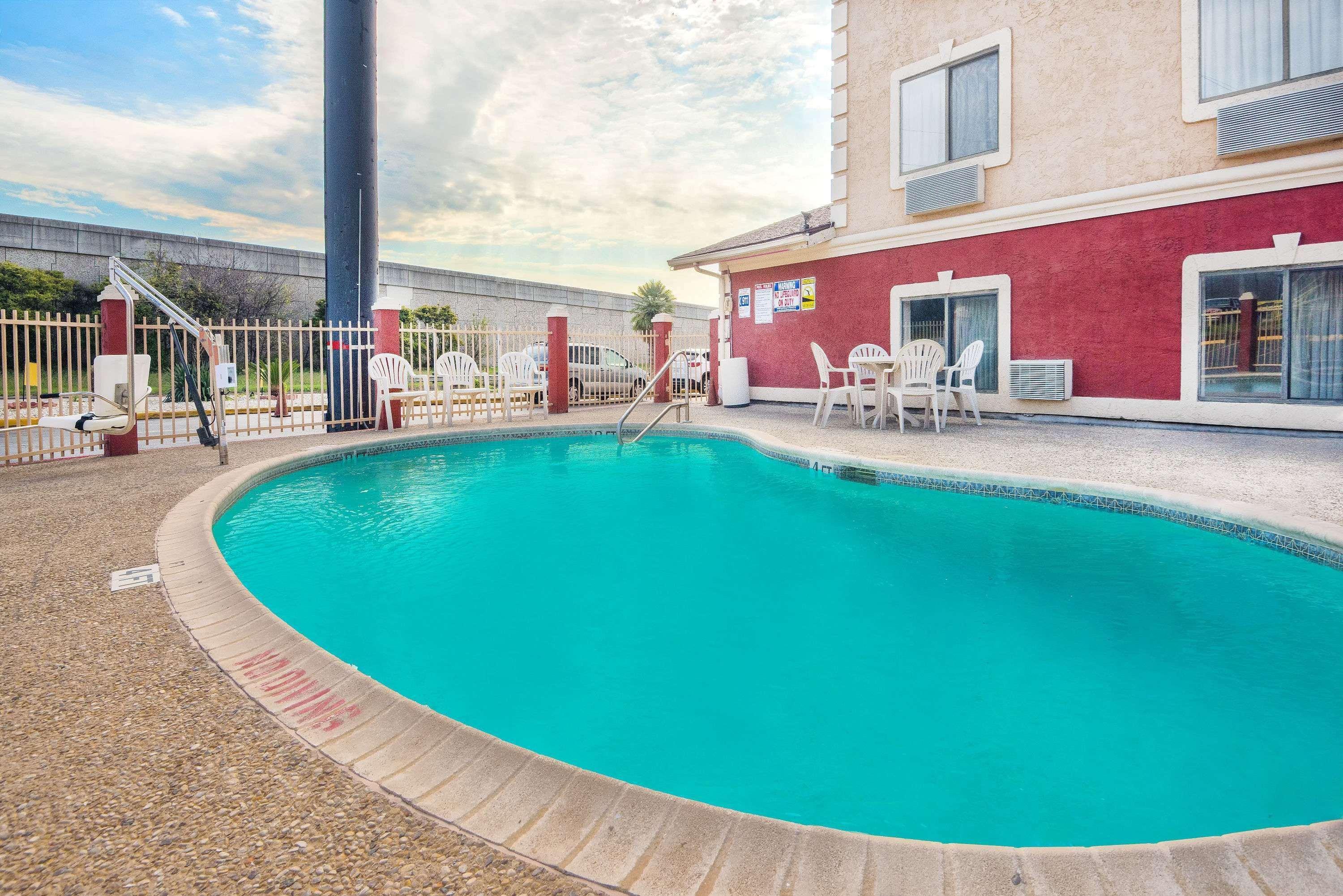 ซูเปอร์ 8 บาย วินด์แฮม ซานอันโตนิโอ/I-35 นอร์ท Hotel ภายนอก รูปภาพ