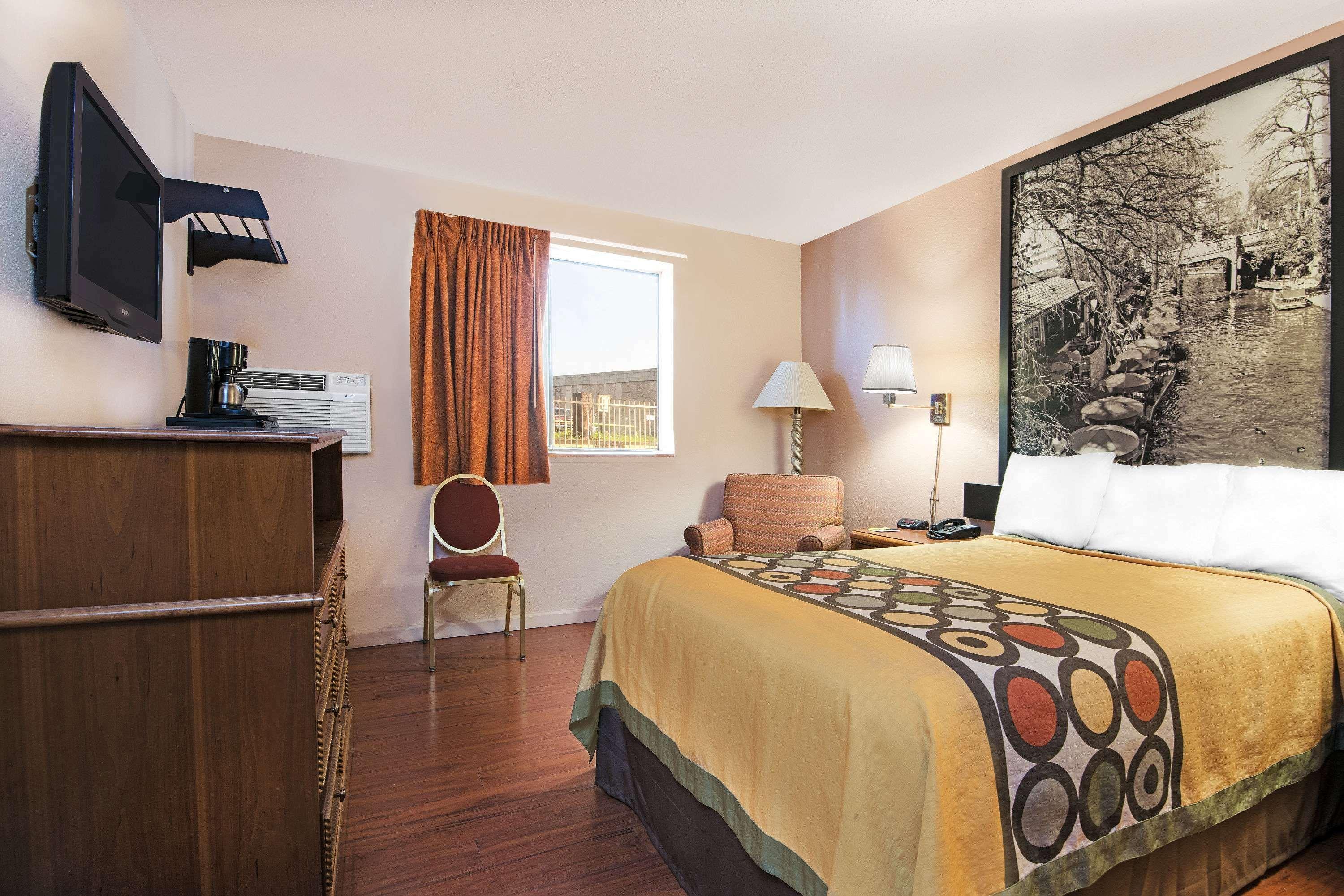 ซูเปอร์ 8 บาย วินด์แฮม ซานอันโตนิโอ/I-35 นอร์ท Hotel ภายนอก รูปภาพ