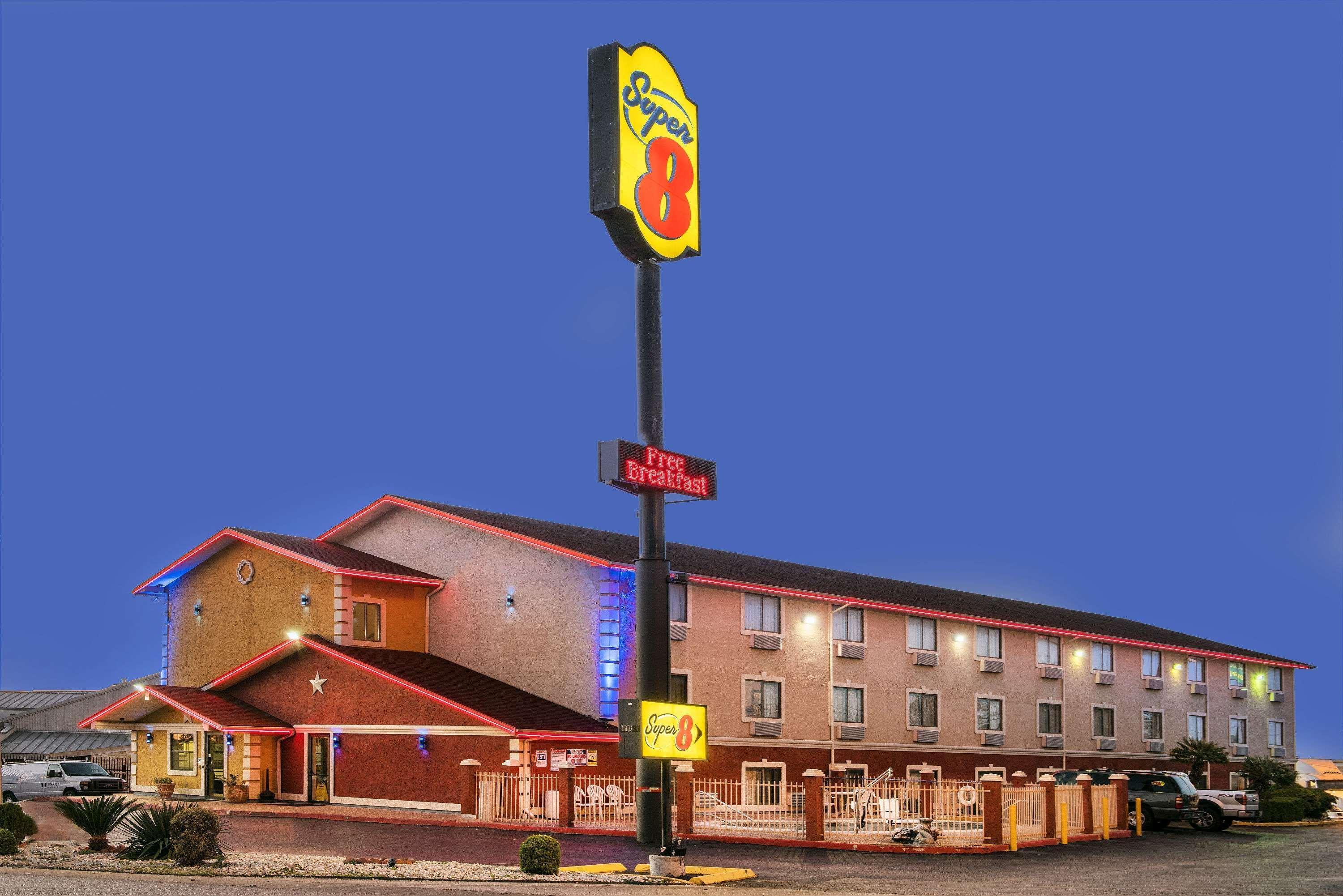 ซูเปอร์ 8 บาย วินด์แฮม ซานอันโตนิโอ/I-35 นอร์ท Hotel ภายนอก รูปภาพ