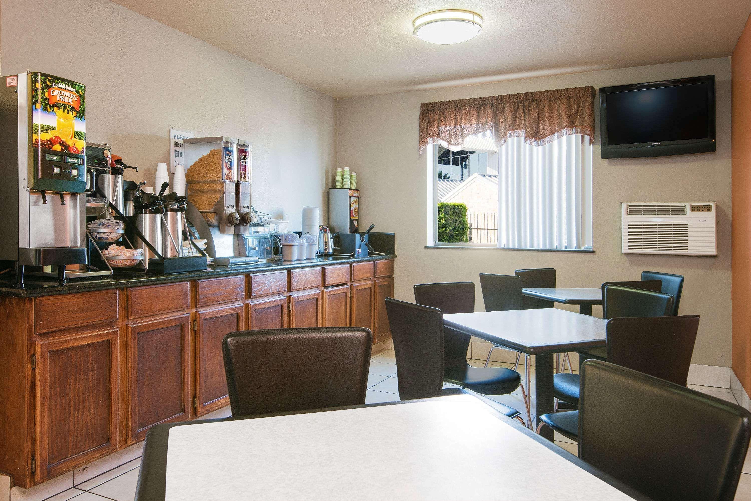 ซูเปอร์ 8 บาย วินด์แฮม ซานอันโตนิโอ/I-35 นอร์ท Hotel ภายนอก รูปภาพ