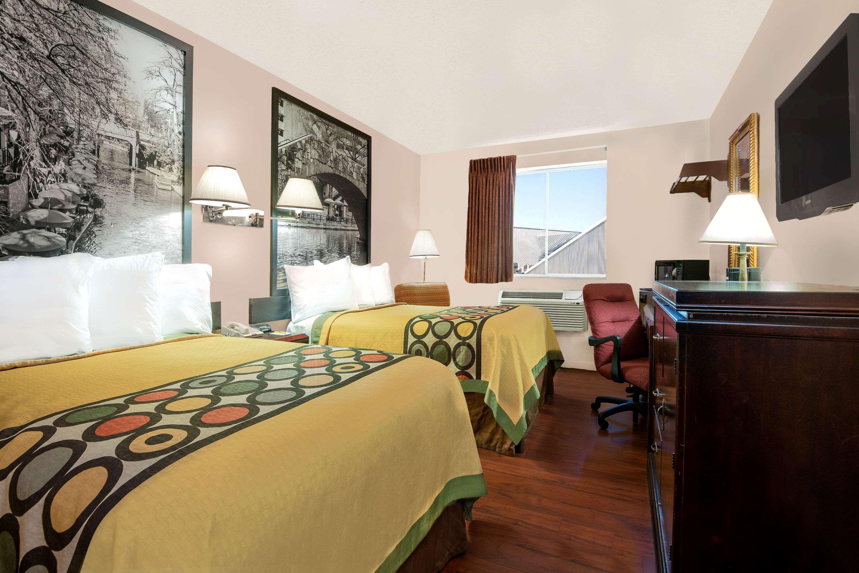 ซูเปอร์ 8 บาย วินด์แฮม ซานอันโตนิโอ/I-35 นอร์ท Hotel ภายนอก รูปภาพ