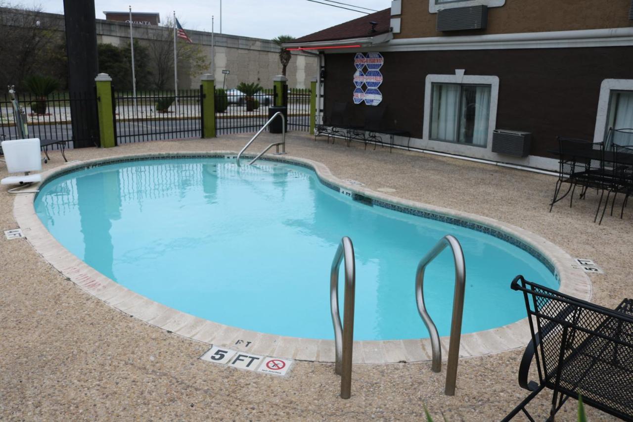 ซูเปอร์ 8 บาย วินด์แฮม ซานอันโตนิโอ/I-35 นอร์ท Hotel ภายนอก รูปภาพ