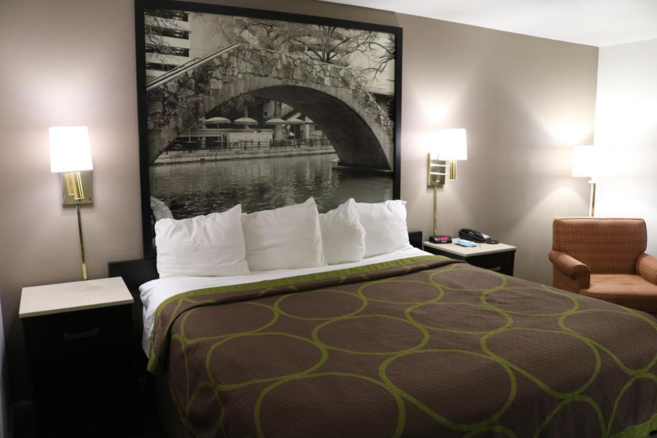 ซูเปอร์ 8 บาย วินด์แฮม ซานอันโตนิโอ/I-35 นอร์ท Hotel ภายนอก รูปภาพ
